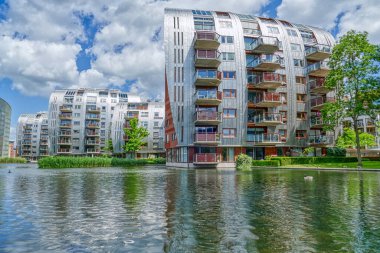 Hollanda 'nın Hertogenbosch kentinde deniz kenarındaki modern yerleşim evleri