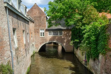 Hertogenbosch 'un tarihi merkezinde romantik bir kanal