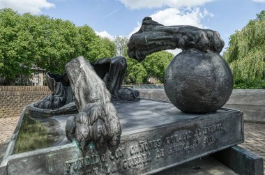 Hertogenbosch 'taki kanalın yanındaki tarihi anıt.