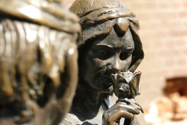 Eski Hertogenbosch kasabasında tarihi heykel