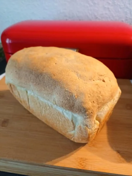 Tahta Ekmek Kutusunda Kendi Kendini Yetiştirmiş Beyaz Ekmek — Stok fotoğraf