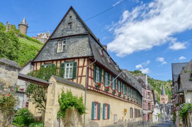 Bacharach 'ın eski merkezindeki tarihi yarı ahşap bina ve cadde