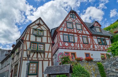 Bacharach 'ın eski merkezinde tarihi yarı ahşap binalar.