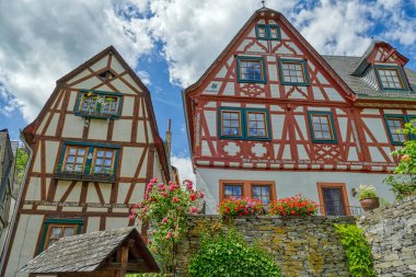 Bacharach 'ın eski merkezinde iki güzel tarihi yarı ahşap bina.