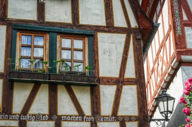 Bacharach 'ın eski merkezinde tarihi yarı ahşap cepheler.