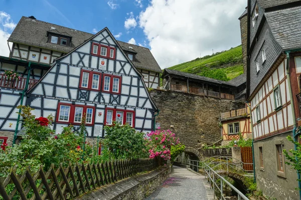 Bacharach 'ın Malerwinkel bölgesinde tarihi evler ve şehir duvarları