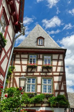 Bacharach 'taki fener ve tarihi binalar