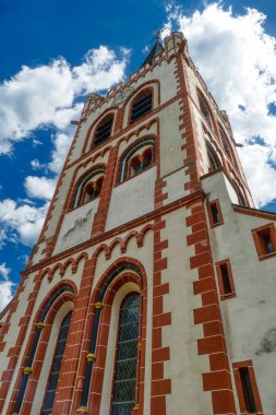 Bacharach 'ın eski merkezinde tarihi kilise kulesi