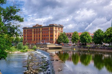 Tarihi değirmen ve Weir Hamelin 'deki Weser nehrinin kenarında.
