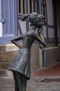 Hamelin 'in tarihi merkezinde güzel bir heykel