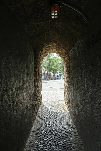 维兹拉古城中心中世纪城堡塔隧道 — 图库照片