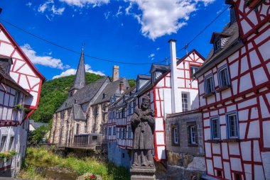 Monreal 'in eski merkezindeki nehrin kıyısındaki tarihi yarı ahşap binalar