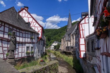 Monreal 'in eski merkezindeki nehir kıyısındaki yarı keresteli binalar.