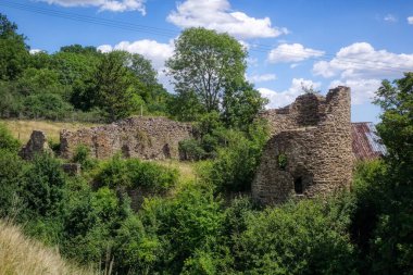 Monreal yakınlarındaki dağlarda tarihi bir şato.