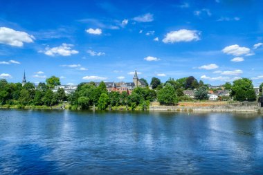 Yazın Ruhr nehri kıyısındaki Kettwig 'in tarihi merkezi.