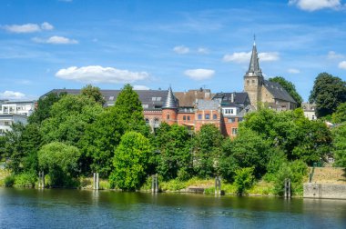 Ruhr nehrinin kıyısındaki Kettwig 'in tarihi merkezi