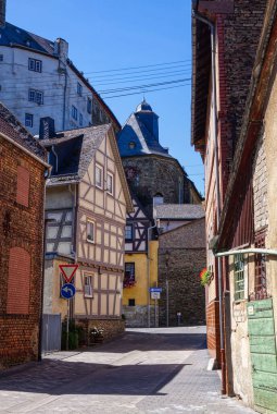 Lahn nehri kıyısındaki Runkel 'in tarihi merkezine bakın. 