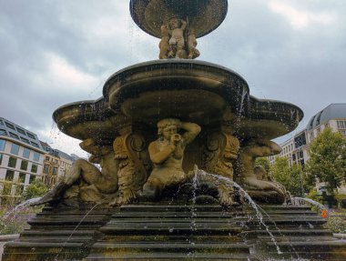 Düsseldorf şehir merkezindeki bir parkta çeşme.