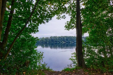 Kaarster 'a bak Sonbaharda göle ve kıyıya bak
