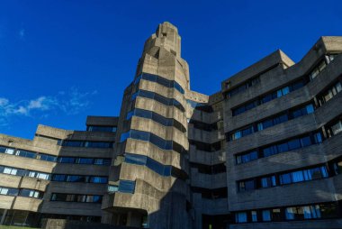 Bensberg şehir merkezinde kulesi olan modern teknik belediye binası.