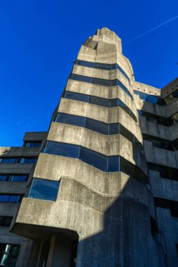 Bensberg 'deki modern şehir binasının kulesi.