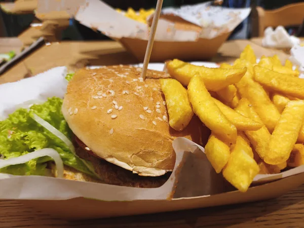 Burger Mit Pommes Tablett — Stockfoto