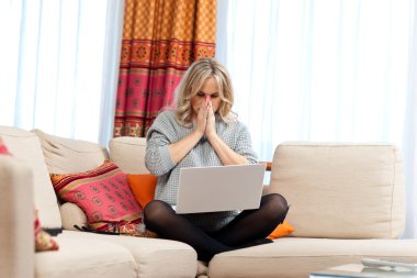 ev içinde laptop ile çekici bir kadın