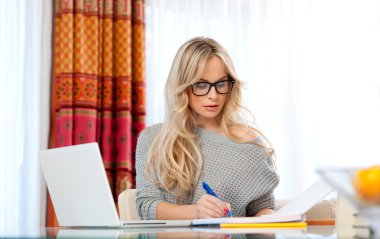 çekici kadın zekâ dizüstü evde