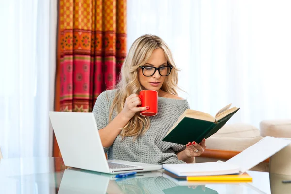 Vrouw die thuis aan laptop werkt — Stockfoto