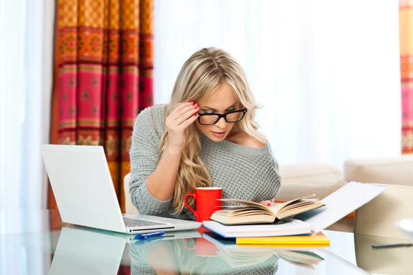 Vrouw die thuis aan laptop werkt — Stockfoto