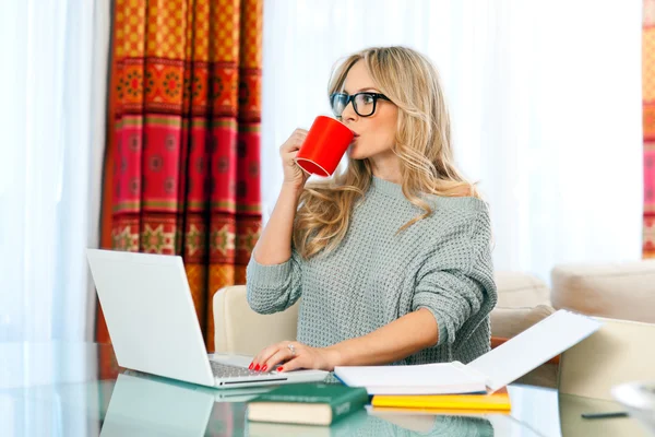 Woman working on laptop at home — Stock Photo, Image