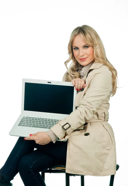 有吸引力的女人用的笔记本电脑 — 图库照片