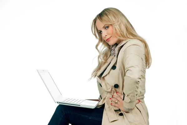 Attraktive Frau mit Laptop — Stockfoto