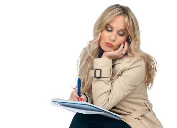 Mujer escribiendo en cuaderno — Foto de Stock