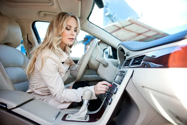 Fahrerin im Auto — Stockfoto