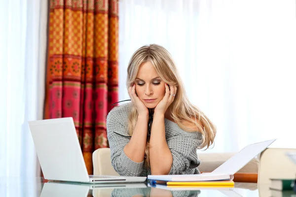 Mulher adulta atraente com laptop — Fotografia de Stock