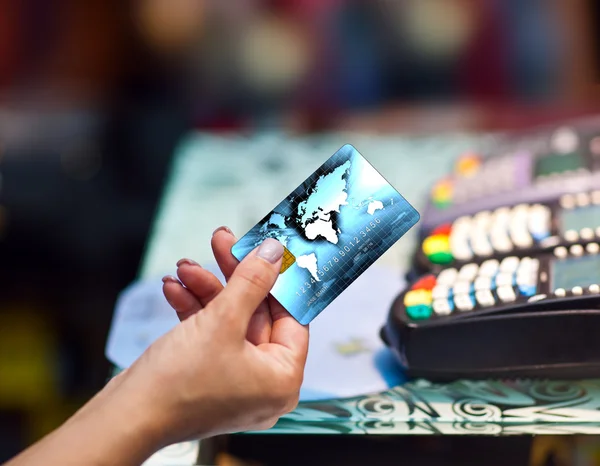 Vrouw hand houden credit card — Stockfoto