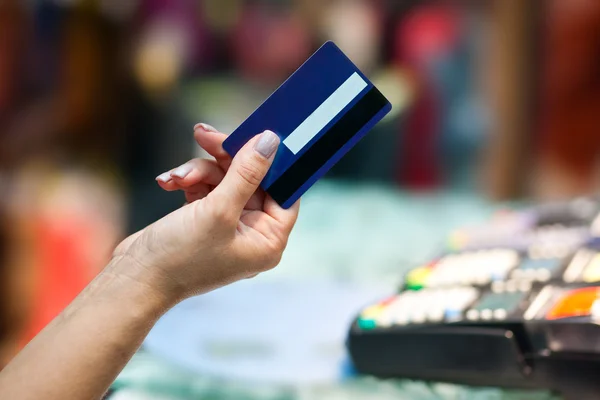 Mujer mano celebración tarjeta de crédito — Foto de Stock