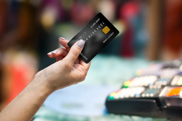 Vrouw hand houden credit card — Stockfoto