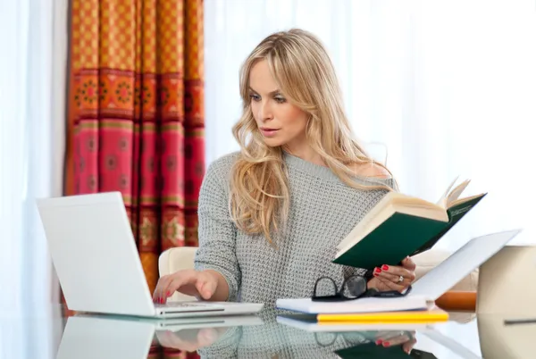 Attraktive Frau schreibt auf Laptop — Stockfoto