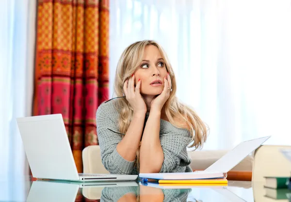 Aantrekkelijke vrouw schrijver denken — Stockfoto