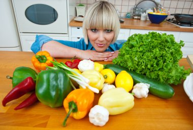 kadın sebze ile mutfakta