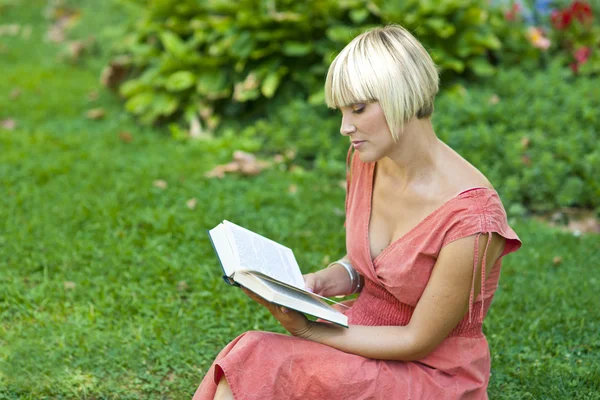 Mulher leitura livro — Fotografia de Stock