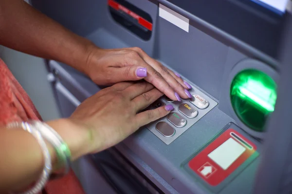 Женщина руки на банкомат — стоковое фото