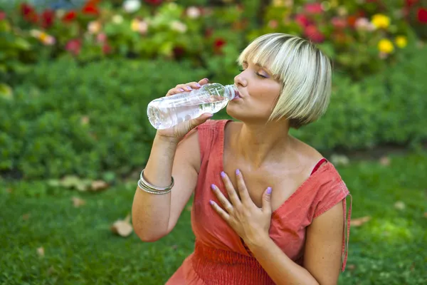 Woman drinks water — Stock Photo, Image