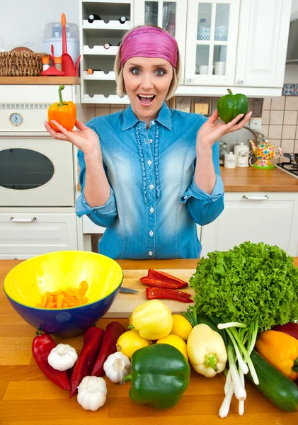 Ευτυχισμένη γυναίκα με λαχανικά — Φωτογραφία Αρχείου