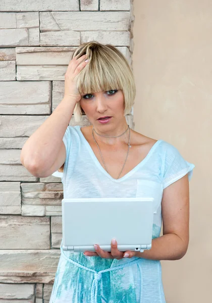 Woman with laptop — Stock Photo, Image