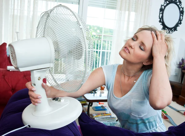 Mujer enfriándose — Foto de Stock