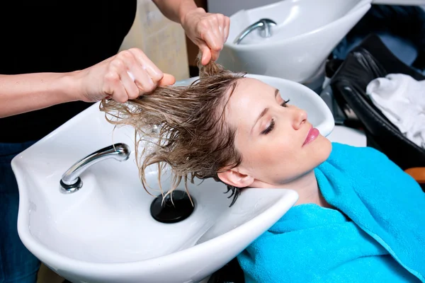 Washing hair — Stock Photo, Image