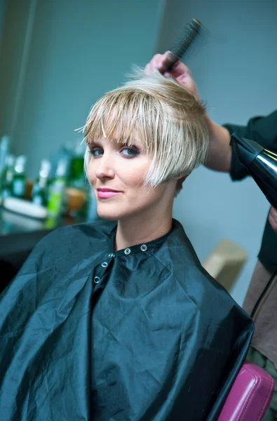 Fazendo novo penteado — Fotografia de Stock